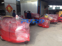 福瑞得機(jī)械座駕壓路機(jī)、大容量灌縫機(jī)，小型灌縫機(jī)包裝完畢準(zhǔn)備發(fā)貨