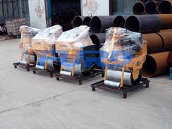 福瑞得機械5臺壓路機，一臺混凝土整平機及時發(fā)貨