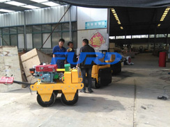 福瑞得機(jī)械手扶雙輪壓路機(jī)，二次結(jié)構(gòu)澆筑泵及時(shí)包貨